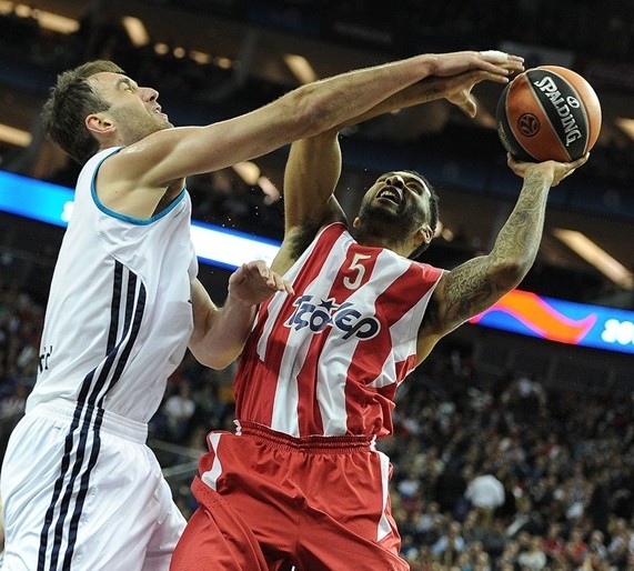 王国明：守门就像守护家，不能让别人过来动不动就把东西拿走（王国明：守门如守家门，绝不让对手轻易得手）