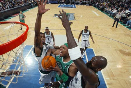 火力压制！段昂君和韦瑟斯庞相继打成2+1 青岛轰出17-2高潮反超（段昂君、韦瑟斯庞连续打成2+1，青岛掀17-2攻势完成反超）