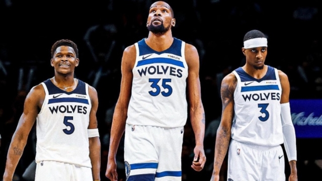 重庆两江新区十联屏打出多个宣传语，庆祝重庆铜梁龙冲超成功（重庆两江新区十联屏轮播多条祝贺语，庆贺重庆铜梁龙成功冲超）