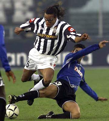 巴塞罗那迎战特内里费：女子足球联赛的巅峰对决（女足联赛焦点战：巴塞罗那对阵特内里费）