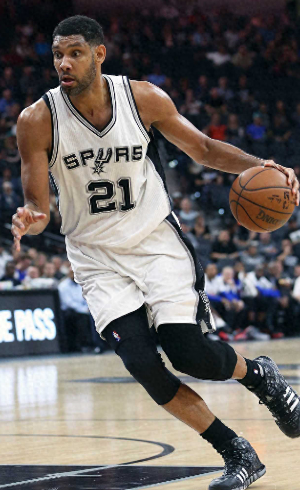 暖心，赫伊森和居莱尔赛前列队时把外套脱给球童以抵御寒冷（暖心一幕：赫伊森与居莱尔赛前将外套递给球童御寒）