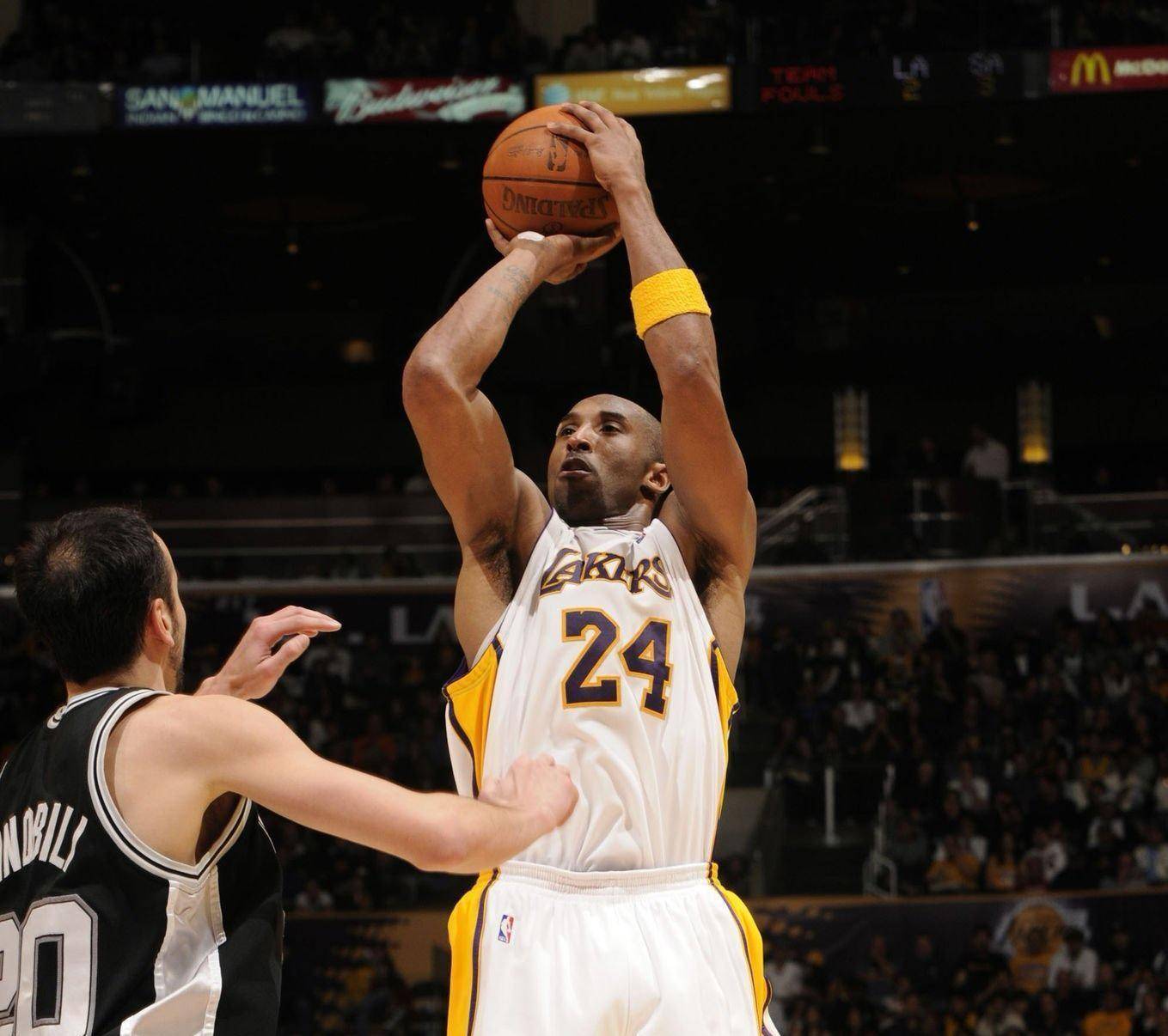 杰伦·约翰逊成为08年詹姆斯以来连续两场砍三双最年轻的前锋（杰伦·约翰逊成自2008年詹姆斯以来最年轻连砍两场三双的前锋）