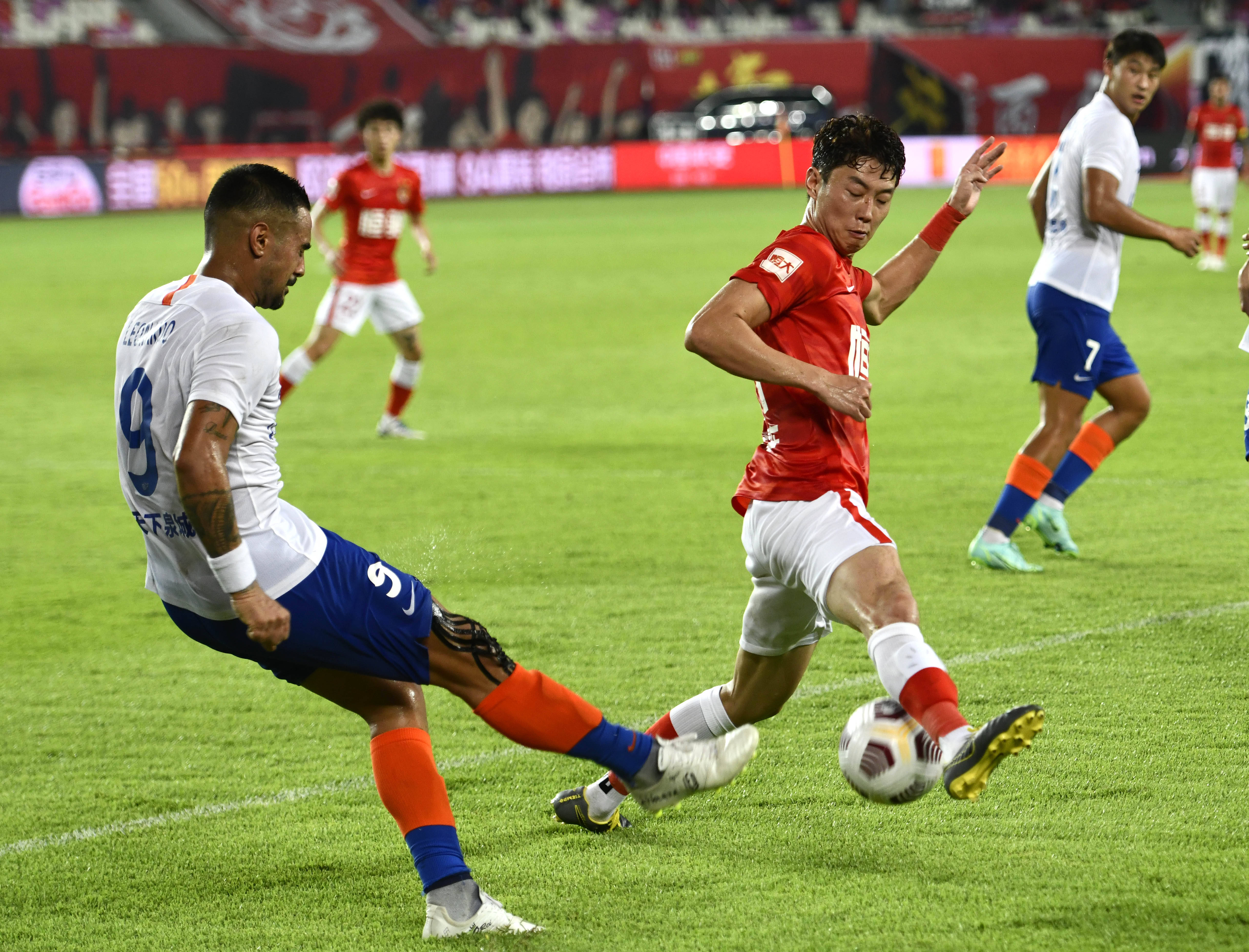 莱比锡3-1斯图加特，罗慕洛、迪奥曼德破门，努贝尔超级失误（莱比锡3-1击退斯图加特：罗慕洛、迪奥曼德建功，努贝尔送大礼）